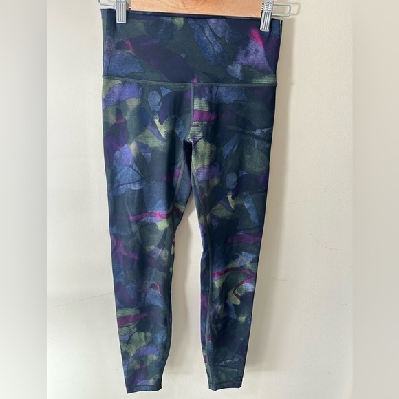 Lululemon Wunder Under Hi-Rise Tight (Full-On Luxtreme 28") size 6 - Picture 6 of 8